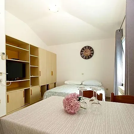 Szálloda 810 Ližnjan